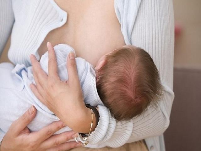 Bảo vệ sức khỏe trẻ sơ sinh bằng sữa mẹ 