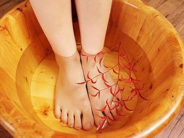 Ngâm chân cải thiện chứng mất ngủ 