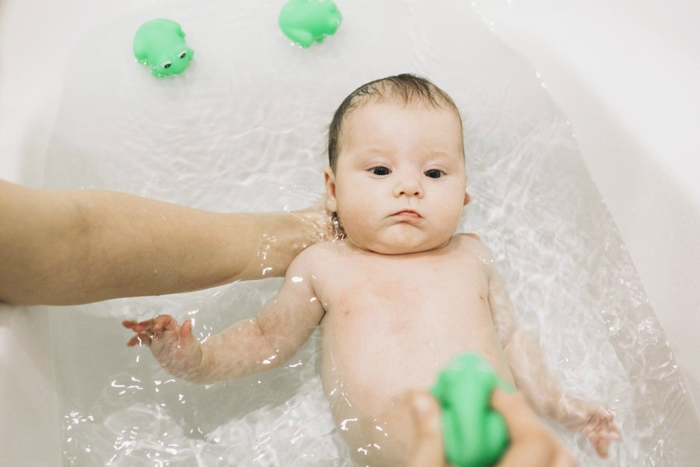 Nên dùng muối tắm em bé loại nào?